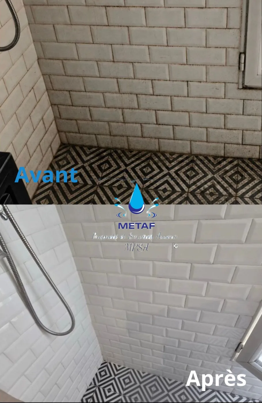 Avant/après détartrage de la faïence et des joints d’une douche par METAF Propreté à Paris
